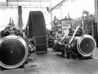 812637 Interieur van de Centrale Werkplaats van de N.S. te Haarlem: machinekamer II in hal 80.